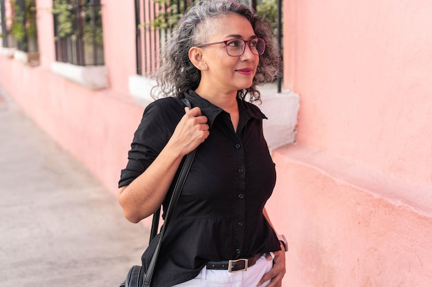 Femme d'affaires marchant dans la rue