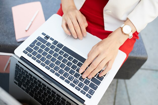 Femme d'affaires méconnaissable à l'aide d'un ordinateur portable