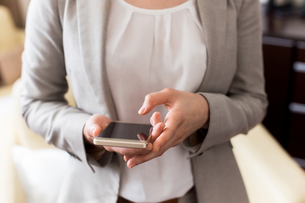 Femme d'affaires méconnaissable à l'aide de Smartphone