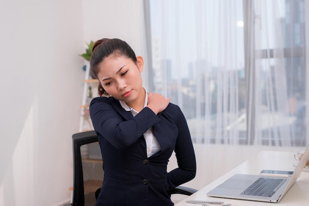 Femme d'affaires menant un mode de vie sédentaire causant des maux de dos