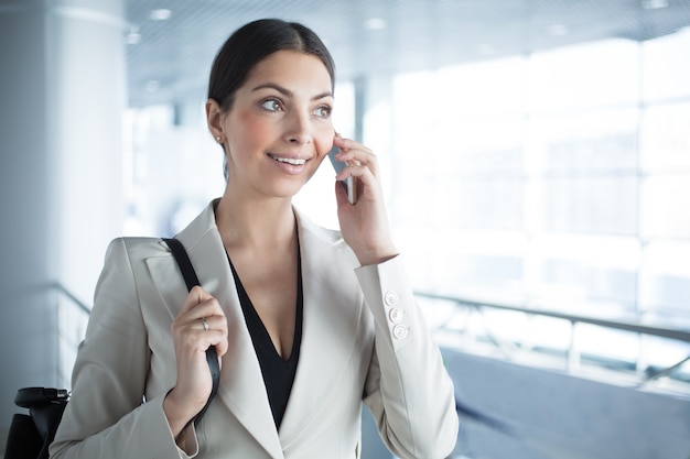 Femme d&#39;affaires mobile parlant au téléphone