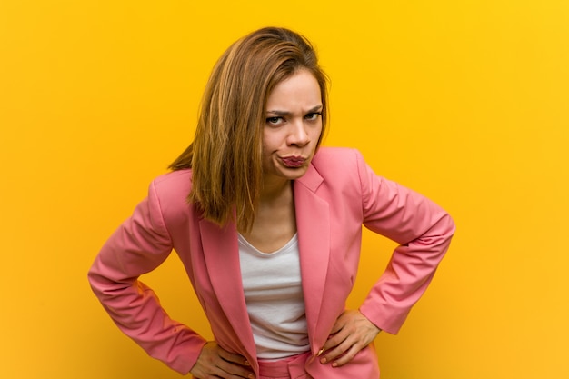 Femme D'affaires De Mode Jeune Gronder Quelqu'un De Très En Colère.