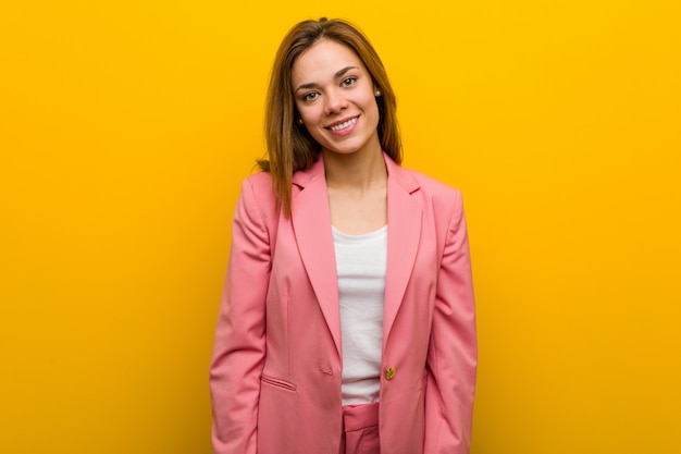 Femme d'affaires de mode jeune heureuse, souriante et enjouée.