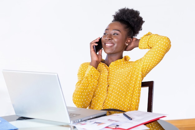 Femme d'affaires à la mode, parler au téléphone, bureau à domicile