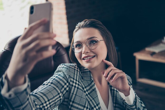 Femme d'affaires à la mode posant à l'intérieur