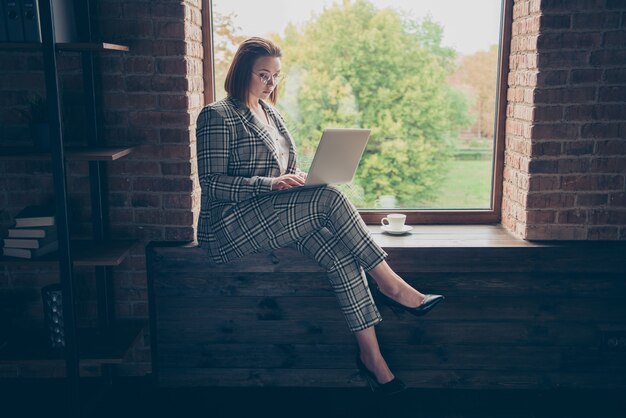 Femme d'affaires à la mode posant à l'intérieur