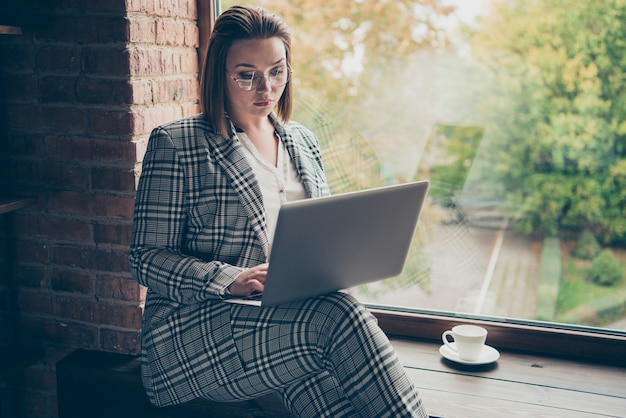 Femme d'affaires à la mode posant à l'intérieur