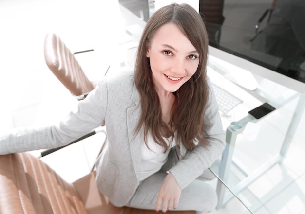 Femme d'affaires moderne assise à son bureau