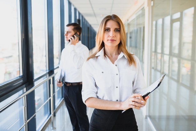 Femme d'affaires moderne au bureau avec espace copie