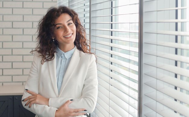 Femme d'affaires moderne au bureau avec espace de copie