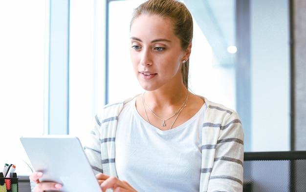 Femme d&#39;affaires moderne au bureau avec espace copie