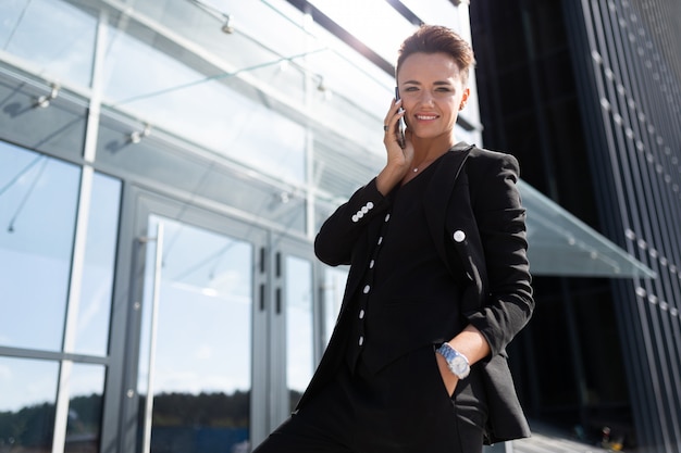 Femme d'affaires moderne au bureau avec espace de copie