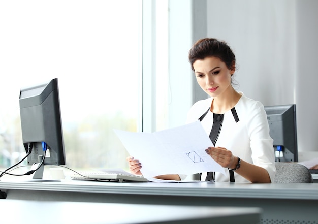 Femme d'affaires moderne au bureau