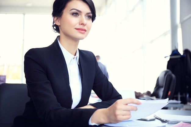 Femme d&#39;affaires moderne au bureau