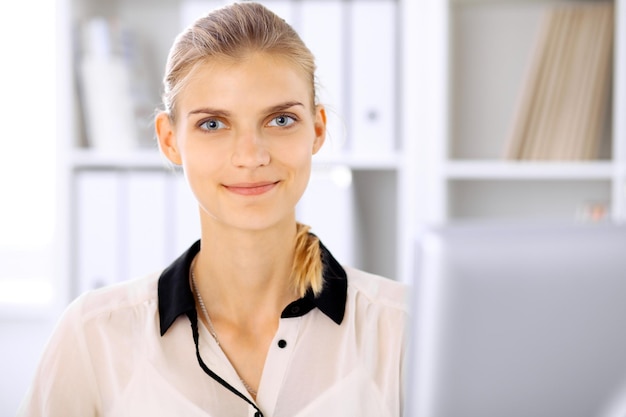 Femme d&#39;affaires moderne au bureau