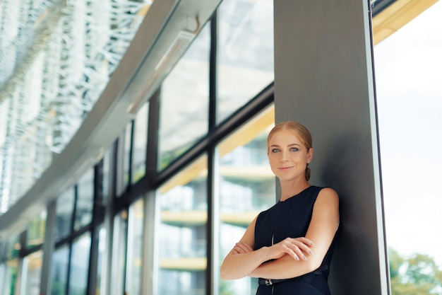 Femme d'affaires moderne au bureau