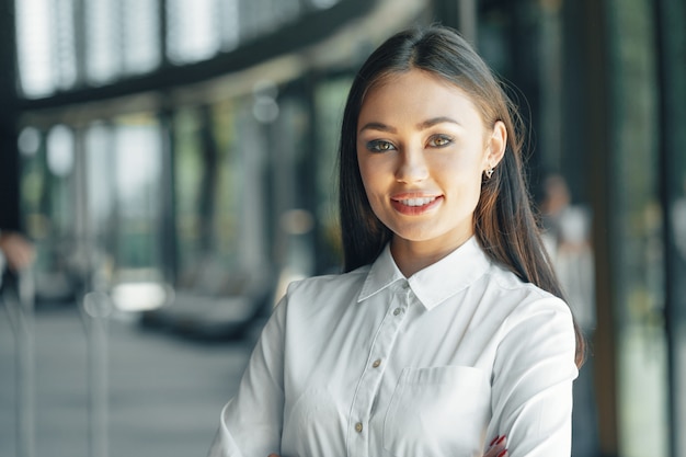 Femme d'affaires moderne au bureau