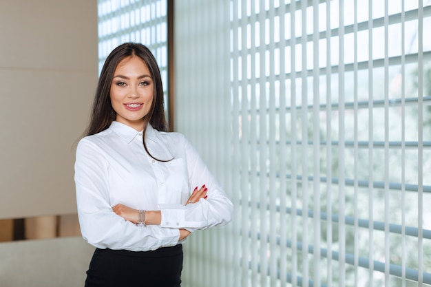 Femme d'affaires moderne au bureau