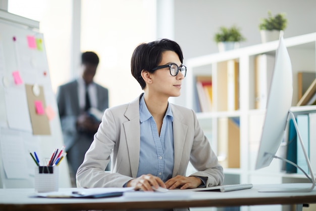 Femme d'affaires moderne au travail