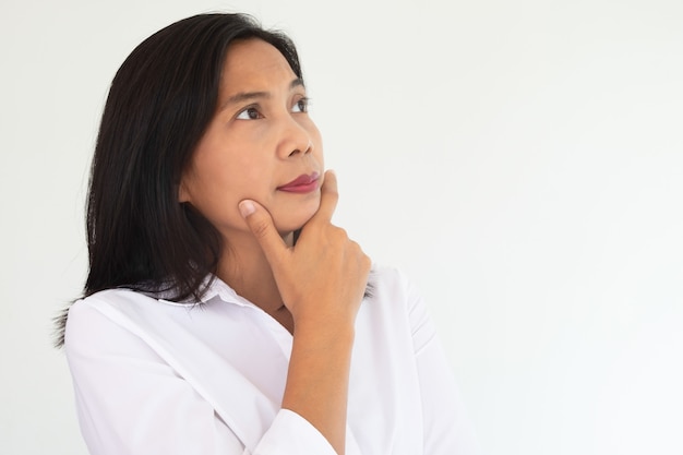 Femme d&#39;affaires moderne en chemise blanche Sentez-vous le doute ou imaginez quelque chose