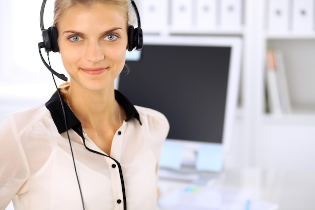 Femme d'affaires moderne dans le casque du bureau.