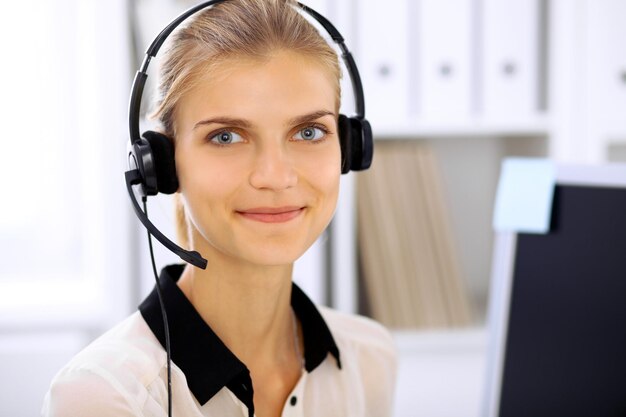 Femme d'affaires moderne dans le casque du bureau