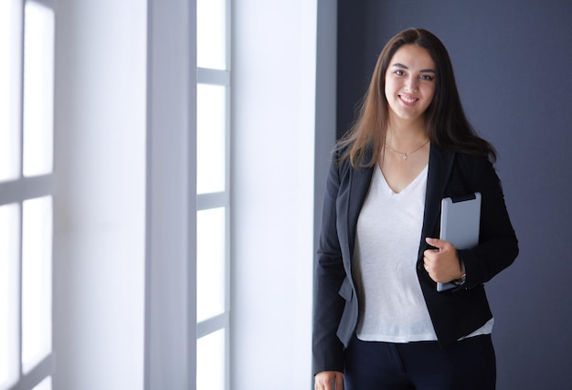 Femme d'affaires moderne debout dans le bureau