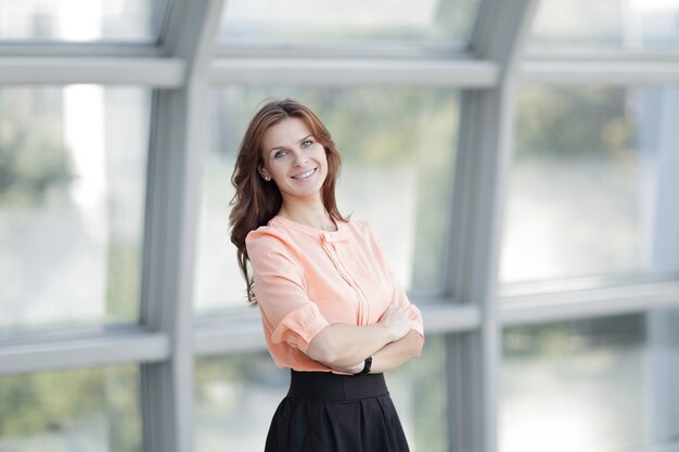 Femme d'affaires moderne debout près d'une grande fenêtre dans le bureau.photo avec place pour le texte