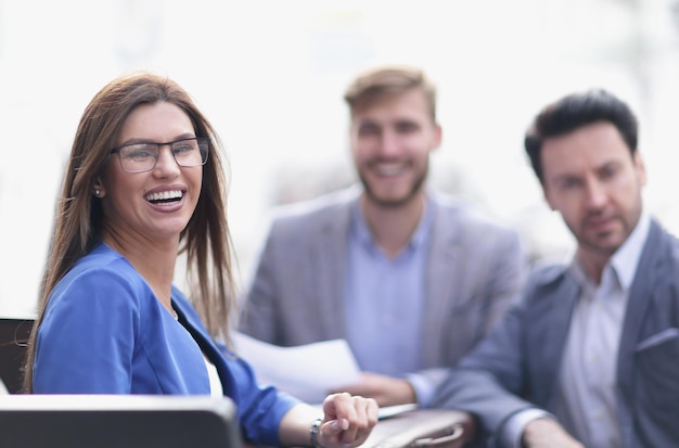 Femme d'affaires moderne sur le fond de la photo de l'équipe commerciale avec espace de copie