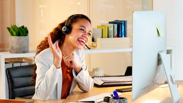 Une femme d'affaires moderne et heureuse ayant une réunion en ligne sur son ordinateur Un travailleur joyeux parlant lors d'un séminaire de travail d'équipe d'entreprise Une comptable lors d'une conférence Web d'entreprise à son bureau