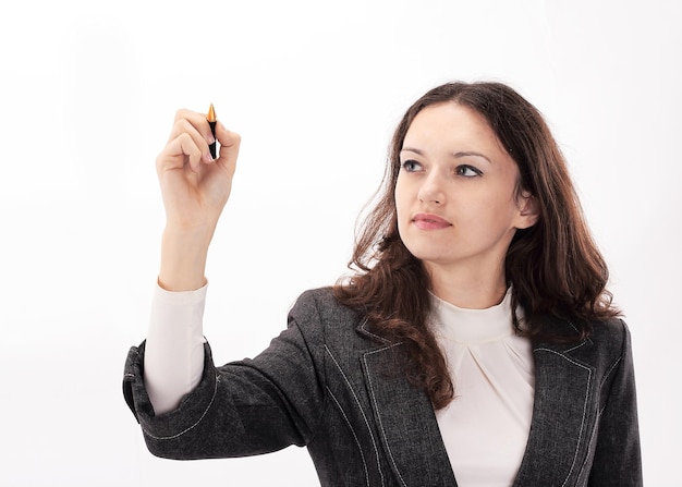 Femme d'affaires moderne pointant avec un stylo sur un point virtuel