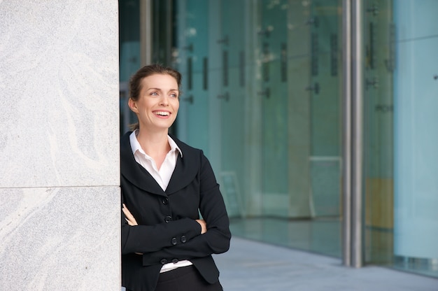 Femme d&#39;affaires moderne souriant