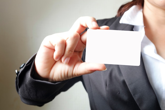 Femme d&#39;affaires montrant carte de visite, concept d&#39;idée d&#39;entreprise