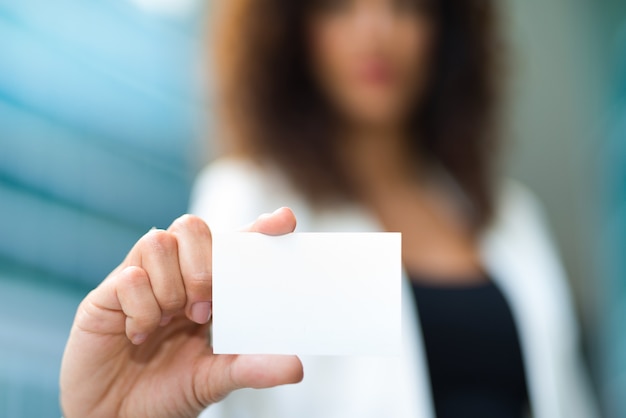 Femme d&#39;affaires montrant une carte de visite vierge