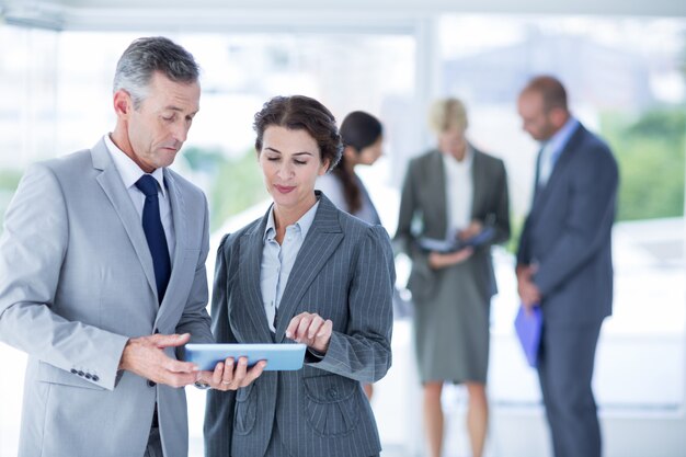 Femme d&#39;affaires montrant la tablette dans le bureau