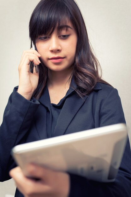 femme d&#39;affaires multi-tâches occupé avec tablette téléphone. concept pour les entreprises