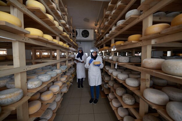 femme d'affaires musulmane d'afrique noire du moyen-orient dans une entreprise locale de production alimentaire de fromage de lait de vache et de chèvre