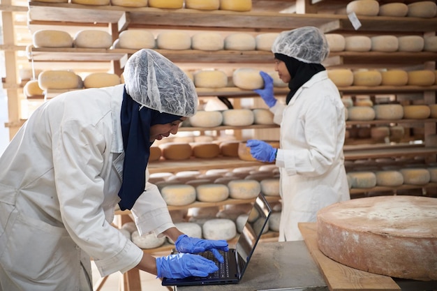 femme d'affaires musulmane d'afrique noire du moyen-orient dans une entreprise locale de production alimentaire de fromage de lait de vache et de chèvre