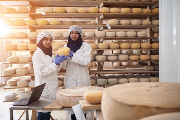 femme d'affaires musulmane d'afrique noire du moyen-orient dans une entreprise locale de production alimentaire de fromage de lait de vache et de chèvre