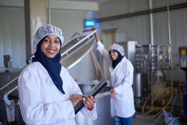 femme d'affaires musulmane d'afrique noire du moyen-orient dans une entreprise locale de production alimentaire de fromage de lait de vache et de chèvre