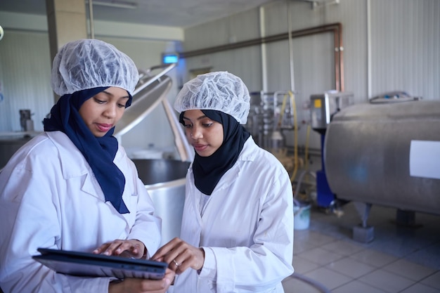 femme d'affaires musulmane d'afrique noire du moyen-orient dans une entreprise locale de production alimentaire de fromage de lait de vache et de chèvre