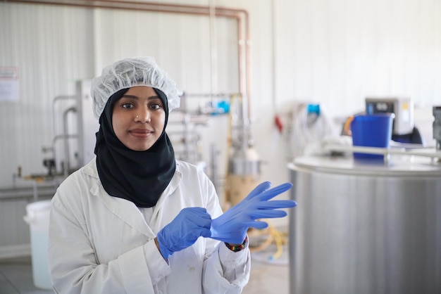 femme d'affaires musulmane d'afrique noire du moyen-orient dans une entreprise de production de fromage locale