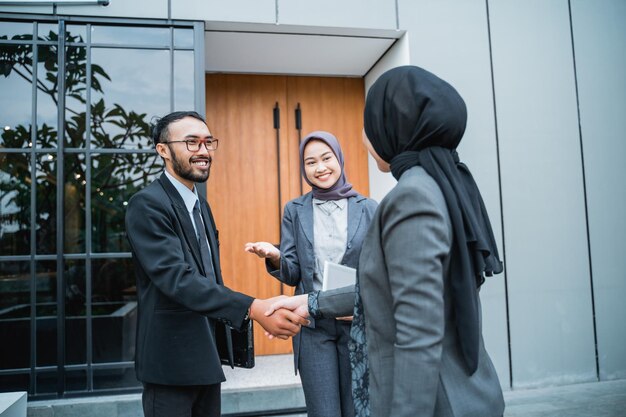 Femme d'affaires musulmane asiatique serrant la main avec un partenaire au bureau pendant la réunion