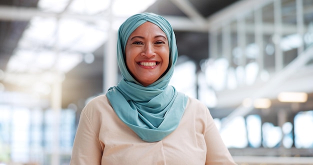 Femme d'affaires musulmane et succès avec un cadre supérieur et satisfaite de sa vision de carrière avec une entreprise islamique Employée de portrait professionnel en hijab et leader avec une motivation et un état d'esprit d'entreprise