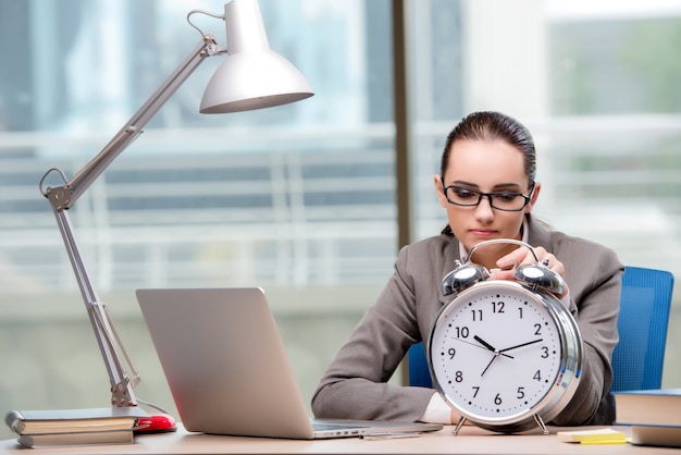 Femme d&#39;affaires ne respectant pas les délais exigeants