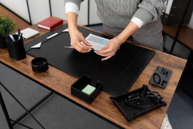 La femme d'affaires nettoie le bureau sur le bureau