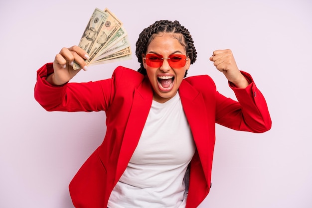 Femme d'affaires noire afro avec des tresses avec des billets en dollars