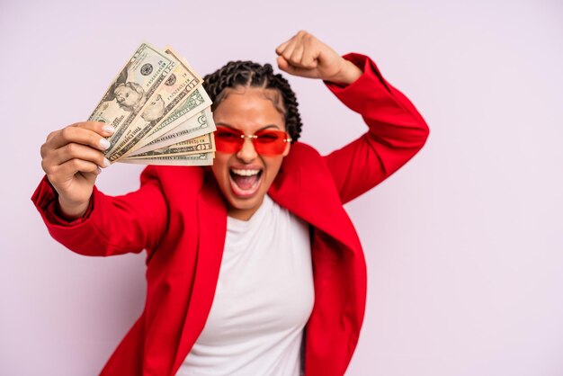 Femme d'affaires noire afro avec des tresses avec des billets en dollars