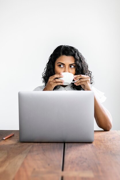 Femme d'affaires noire buvant du café