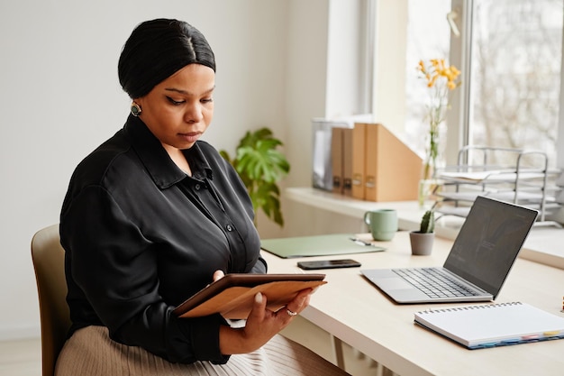 Femme d'affaires noire sur le lieu de travail